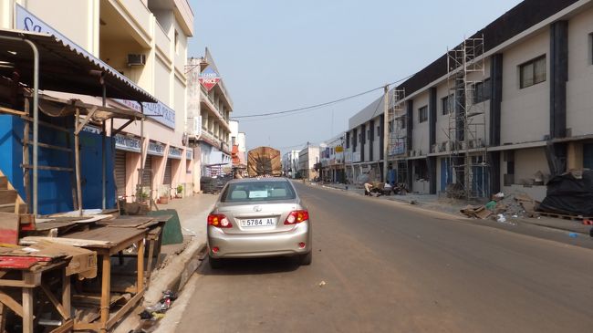 こちらも中心街の辺りですが、店が閉まってて閑散としています。