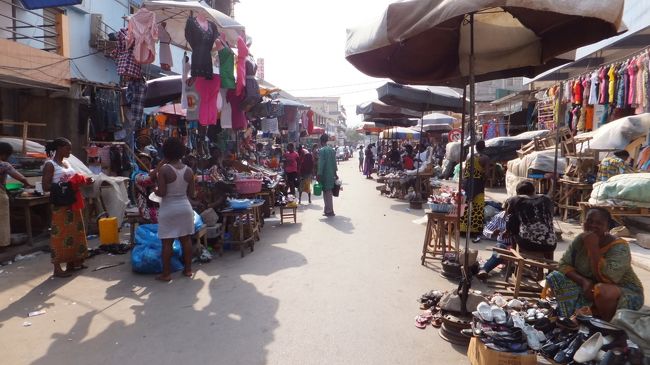 中心街のGrand Marcheの辺りは人通りがあります。