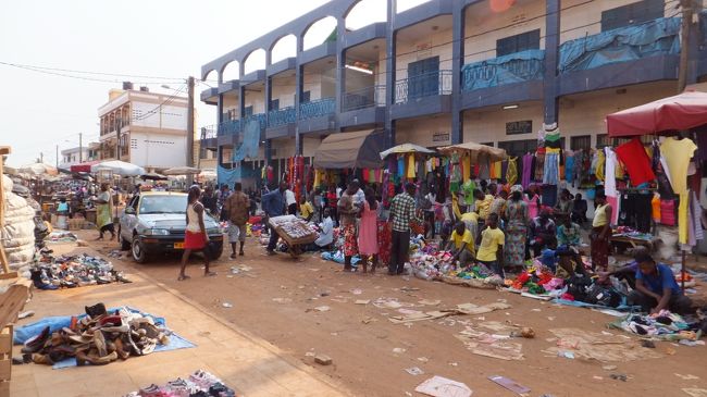 売っている服がカラフル。