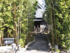 最寄り駅から普通電車で2時間で伊東駅へ。
営業フライング終りの友人Ｎが営業車で駅まで迎えに来てくれました。

そこから約３０分で到着。

実際はかなり住宅地の中「本当にあるの〜？」と思ってしまうほど周りは普通のお家に囲まれてます。

ちなみにお隣は「鈴木」さん家の別荘。間違えそうになります。
で、到着。


