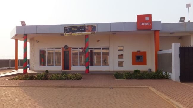 国境を越えてすぐ左手のところにＡＴＭがあり、VISAのクレジットカードで金を引き出しました。