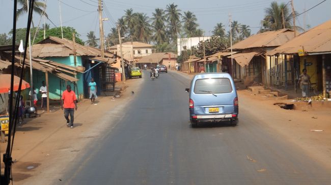 国境入ってすぐの道路は舗装されていたが