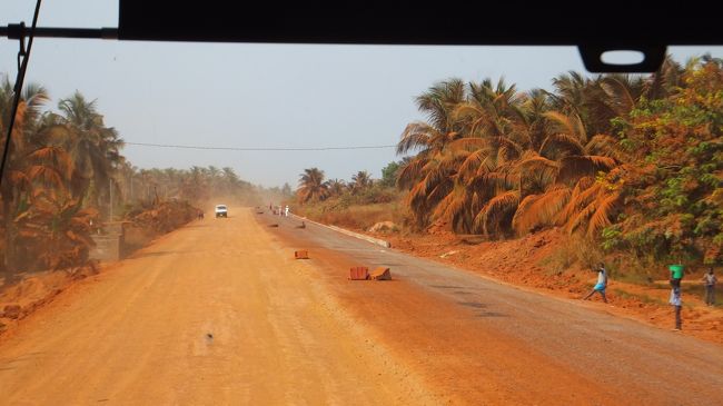赤土の大地を走る。木々も赤く染まっている<br /><br />しばらく走った後、舗装された道の上を走り始める