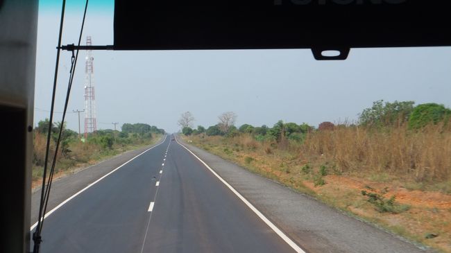 見晴らしの良い道路でスピードを上げる
