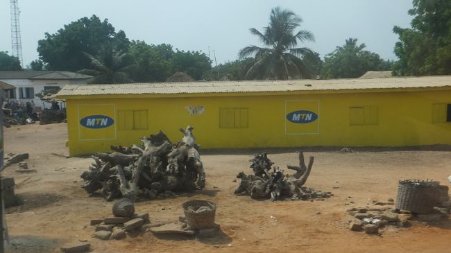 道路沿いは携帯電話会社のロゴをペイントした建物をよく見た。<br /><br />MTN