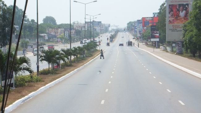 アクラ市内に入って３車線