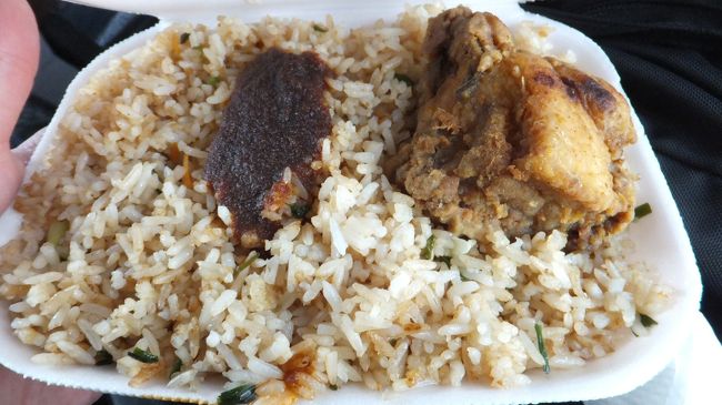 お昼ごはんを食べていなかったので、バスの外にいた物売りから窓越しに弁当を買います。<br /><br />これでたったの２セディー（約100円）。冷めてはいたが、スパイシーで美味しかった。<br /><br />ちなみに、この後払ったバスのチケット代は17セディー（約850円）でした。