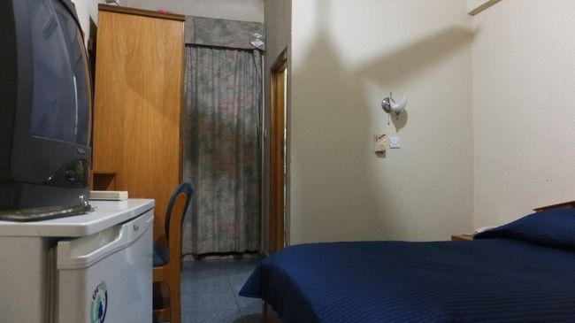 Fosua Hotel。40ドルまたは50セディー（約2500円）で払えとのことだったので、レートのいい50セディーで払います。<br /><br />小さいゴキブリを2,3匹見ましたがその他は清潔な中級ホテルで、古そうな複合施設の4階にあります。<br /><br />wifiはなし。ネットできるコンピューターは壊れてて使えませんでした。