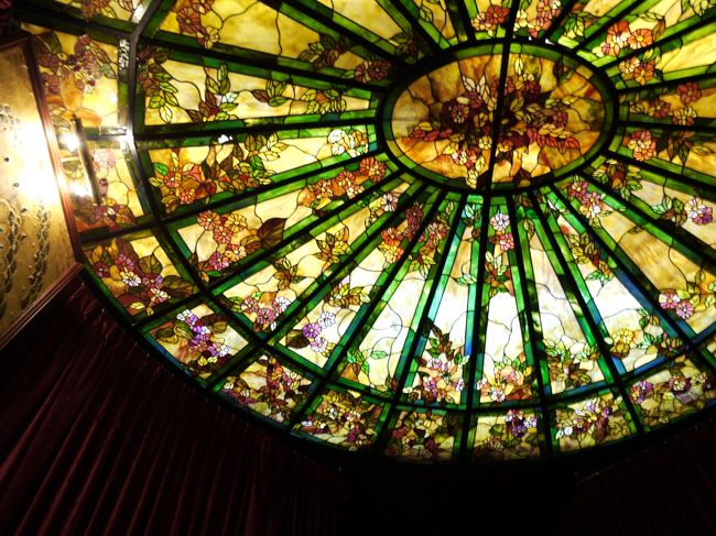 天井のステンドグラスも素敵。
