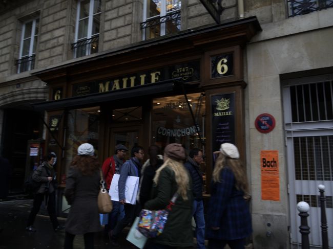 今夜はホテルで過ごす予定なので、<br />メトロでマドレーヌ広場へ。<br />晩御飯の買い出し。<br />マイユー<br />たかがマスタードもいろいろあって美味しい。