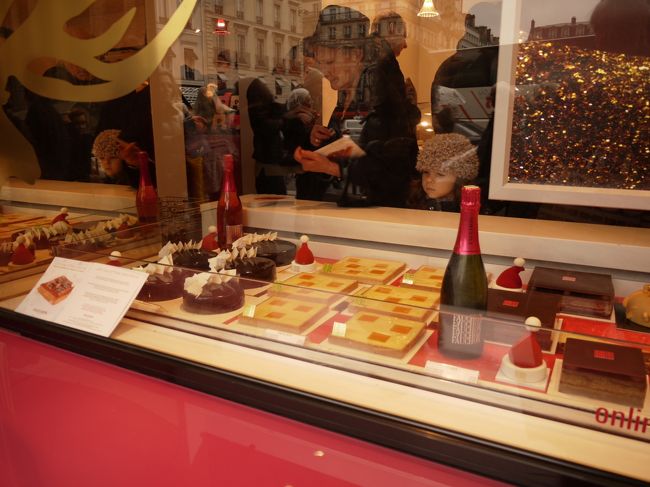 同じくマドレーヌ広場にあるFauchon<br />ケーキもお惣菜も美味しそう！<br />でもやはりお正月の御馳走を買い求めに来る市民でいっぱい。