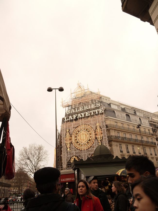 ギャラリーラファイエット<br />こちらも観光客より市民でいっぱい。<br />なんか高級ブランドの売り場が特にすごかった。<br />夫が妻にプレゼントしてるみたいな…<br />お腹がいっぱいだったけど、<br />夜用にお買いもの。<br />今夜はホテルでゆったり年越し。