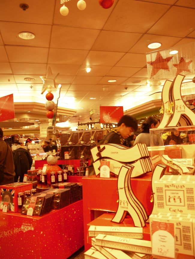 ギャラリーラファイエットのメンズ館にある食料品のフロア<br />ここもすごい人。