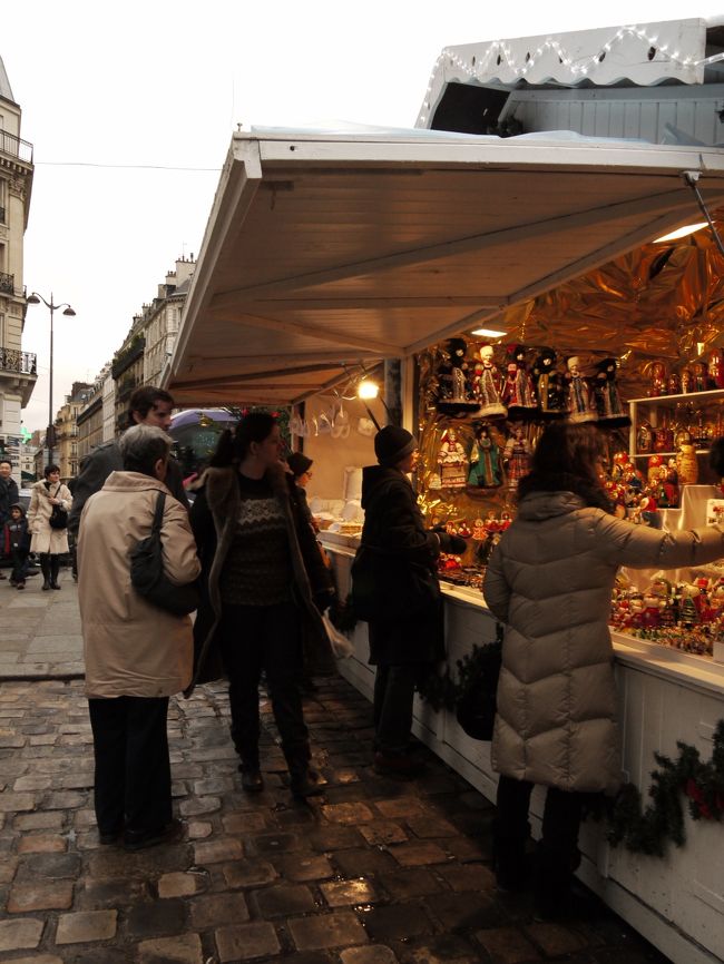 サンジェルマンデプレ駅近く。<br />クリスマスマーケットみたいな屋台が出てた。<br />アクセサリーや帽子や子供服、クレープ、hot wine…<br />