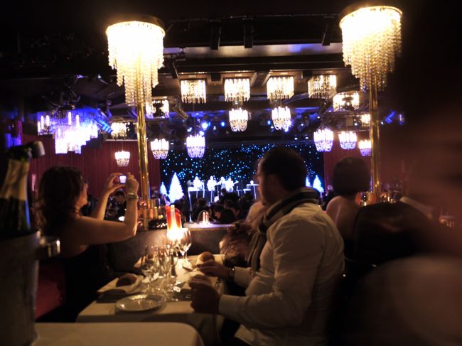 夜はホテルのコンシェルジェに予約取ってもらってLido<br />寒いのにみんな盛装してた。<br />外で待ってる間もコートなしで肩のあいたドレスの女性が多かった。<br />信じられない！