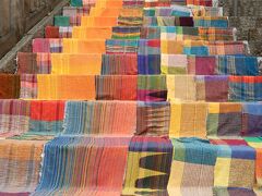 ２５、２６日には、大師通りにある長禅寺の階段に、さをり織りの段飾りアートが・・・。

さをり織りは、大阪の主婦、城みさをさんによって生みだされた、最も簡単なはた織りのひとつで、色彩や素材・織り方に、決まりなどはなく、自分の感性のままに、自由に織るものだそうです。



