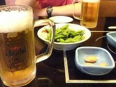 １１０６２５．土曜。呉家密大街の日本料理「銀座」。アサヒ生ビール。枝豆付き。