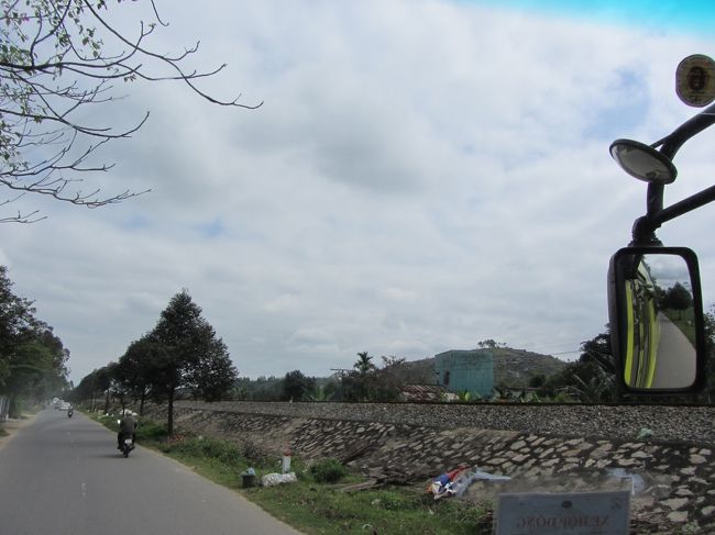 右側は鉄道線路<br /><br />