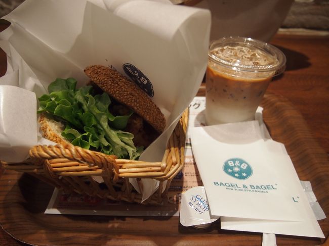 定刻通りに仙台を出発し、成田到着。<br />そのまま国際線乗り継ぎへは進まず、まずは予約を入れておいたWi-Fiルーターを取りにカウンターへ。<br />無事にレンタルの手続きを済ませ、恒例となりつつあるベーグル屋さんで朝食。美味しかったです(ﾟ∀ﾟ)ｳﾏｳﾏ