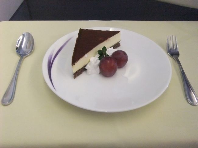 デザートはティラミス。<br />コーヒーはカプチーノもありました♪<br /><br />２時間１５分で台北に到着！