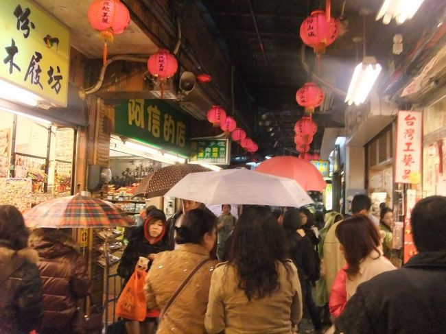 １時間程バスに揺られて九フンに到着！（100元）<br /><br /><br />あいにくの雨だけど、雰囲気があって◎<br />