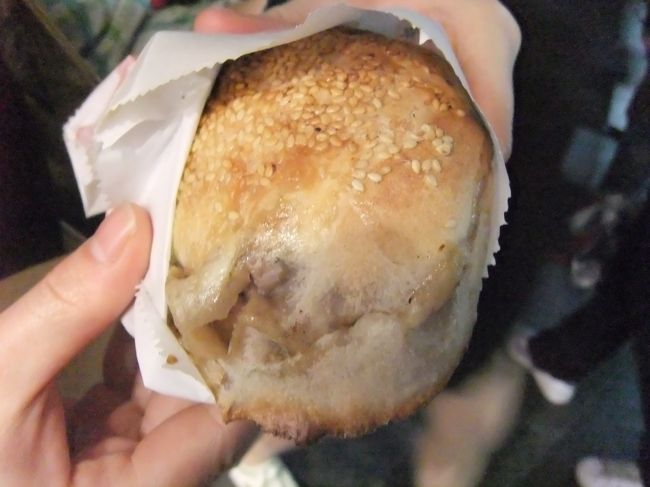 まずは胡椒餅！<br />アツアツでおいしい♪