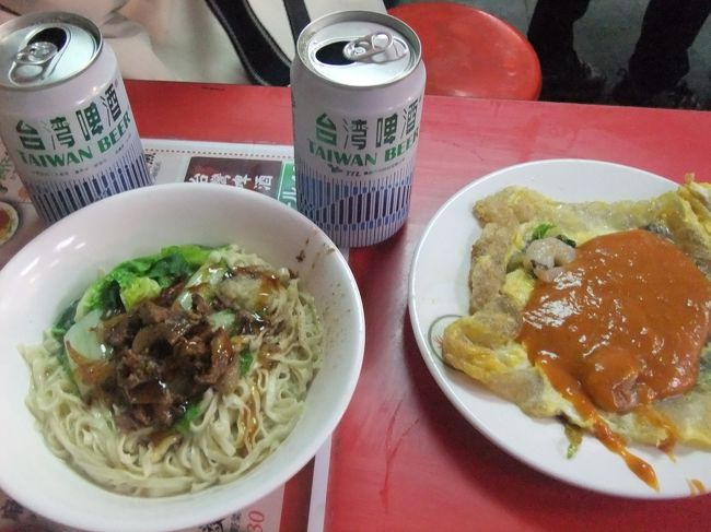 適当に座れそうな屋台に入って、ビールとカキの卵とじ、汁なし麺、水餃子を注文。<br /><br />全部で200元くらい。安っ！