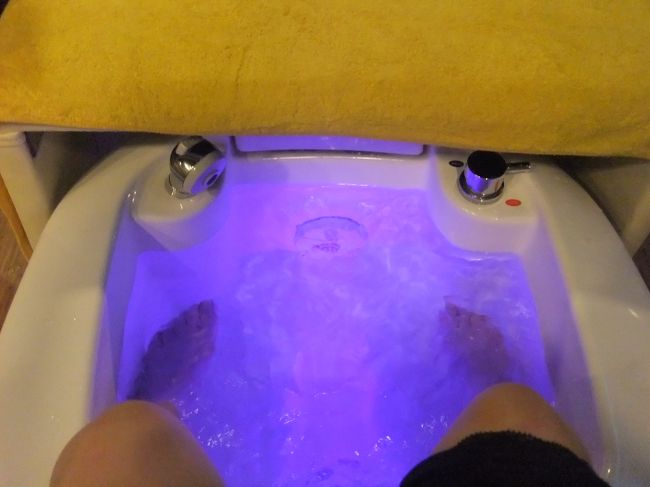 帰りも地下鉄で台北駅まで。<br />ホテル近くのマッサージで４０分の足つぼ♪（399元）