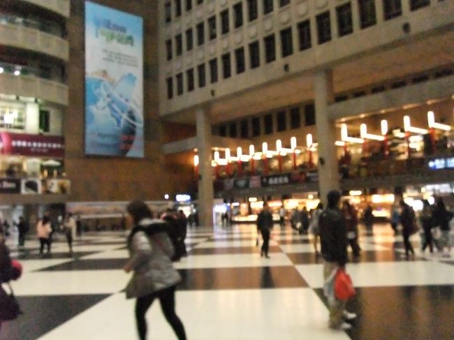 お寺の近くのお土産物屋をのぞいて、タクシーで台北駅へ。<br /><br />めっちゃ広い広場！メイン駅だからかな〜。