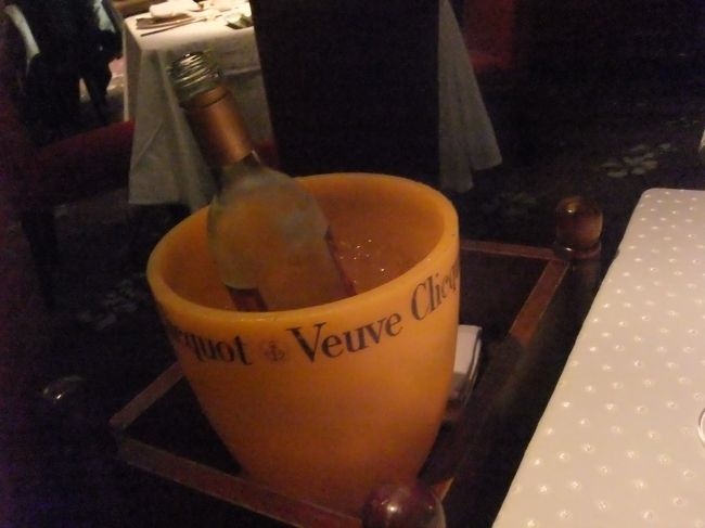 スタッフのお兄さんオススメだという白ワインをオーダー。<br /><br />これがかなりおいしかった！！<br />名前見てくればよかった・・・