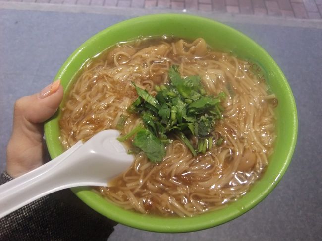 小４５元を注文。<br /><br />鰹だしでおいしい！！<br />一口目も普通においしいんだけど、食べすすめるうちにハマる味。<br />ただし、私はモツが嫌いなので、モツだけよけて食べました。<br /><br />パクチーは入れてもいいか聞かれます。<br />私は好きなのでOKで！