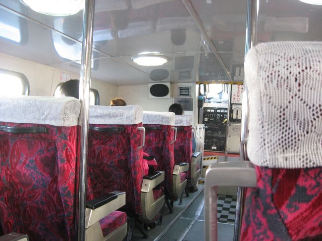 横に2列+2列の座席が並ぶ高速船の内部。