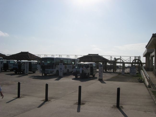 レンタサイクル屋さんや水牛車観光の送迎車がずらり。<br />料金を比較した結果、どこも同じ値段ということで、一番右側で出迎えてくれたおじぃのワゴン車に乗り、レンタサイクルの置き場に向かいました。