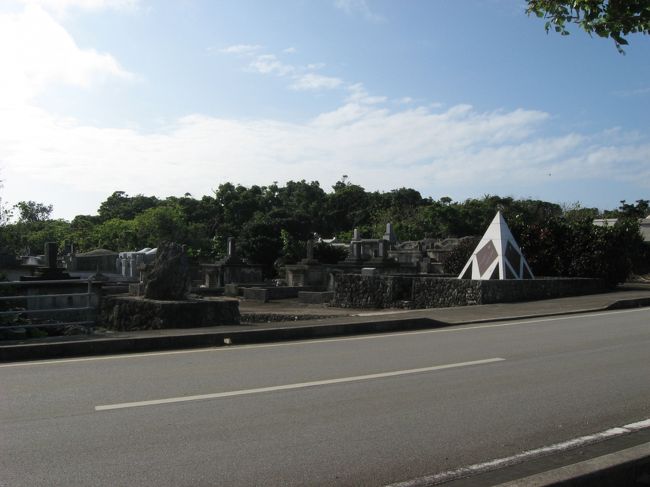 こちらは墓地です。沖縄特有の亀甲墓が並びます。