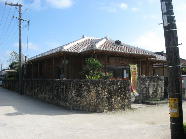 郵便局もご覧の通り、竹富島の古民家に合わせた建築になっています。