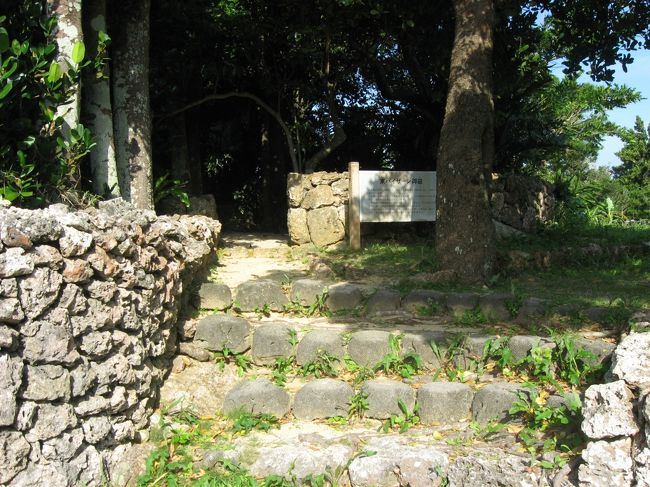 住宅街の中にあった「東パイザーシ御嶽」（あいぱいざーしおん）<br />「御嶽」とは神様を祀る場所のことです。