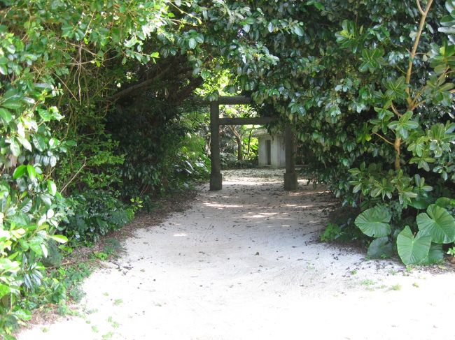 国仲御嶽の中には、何故か本土風の鳥居がありました。