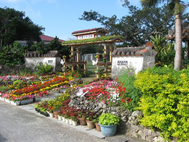 南国らしく、色とりどりの花で飾られた竹富小学校・中学校の校門。