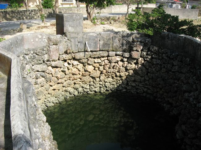 仲筋井戸。1976(昭和51)年まで、竹富島には水道が引かれておらず、それまではこの井戸が貴重な水源でした。