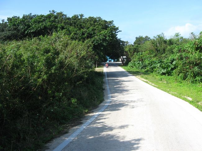 突きあたりに、碧く美しい海原が見えてきました。