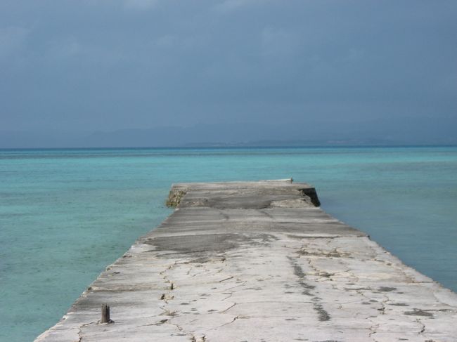 石垣島への旅客船が発着する北側の港が綺麗に整備されたのに対し、西桟橋は昔のままの姿を残しています。