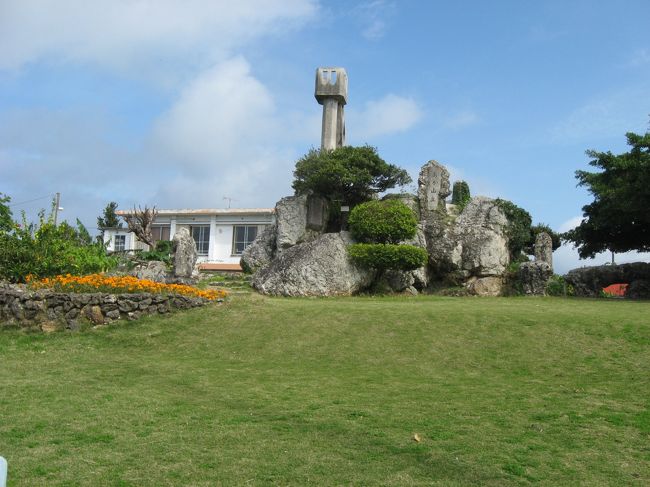 小高い土地の上に、謎の構造物？が建っています。