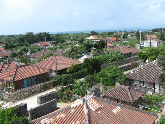 足を震わせながら登った展望台での一枚。<br />赤瓦の家々が並ぶ市街地を一望できます。