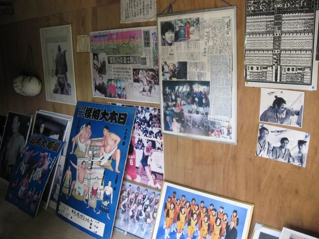 事務所の中に飾られた思い出の品の数々を目にし、おじぃの歩んできた道のりに思いを馳せた後、お礼を言ってから次の目的地に向かいました。<br />気さくで人懐こいおじぃにいつの日かまた再会することを願いつつ、竹富島めぐりはまだまだ続きます。