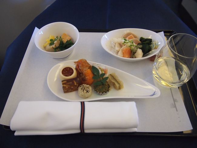 ※これだけ和のコースから<br /><br />◆前菜<br />冬の前菜盛り合わせ<br /><br />◆お造り<br />鰤の叩き、鮭昆布〆<br /><br />◆炊き合わせ<br />海老芋、煮穴子、あん肝<br /><br />−−−−−−−−−−−−−−−−−−−−<br /><br />今度は白ワインを頂き、お食事です。<br />寝不足も相まって、この辺りから酔っ払いだしてました。わけもなくニヤニヤ…。ただの不審人物ですね…。<br /><br />海鮮メインだったわけですが…私、海鮮系ほぼダメなんですよね…。日本でご飯食べる時は、ほぼ海鮮系食べません…。<br />でも、旅行の時は好き嫌いせずに食べる！がモットーなので、機内食といえども好き嫌いしません！食べます！！しかも今は酔ってる！チャンス！！（違<br /><br />食べたものの感想を、忘れないようにメモしてたんですね。その一部がコチラ↓<br />『海鮮系はダメだけど、何だかんだでほとんど食べた！でも、ハモ？アナゴ？みたいなやつと、海老はダメだったー！！それ以外は食べきった！！なかでも肉の塊？みたいなやつと、いくらが美味しかった！あと、高菜みそ？みたいなのも美味しかった！』<br /><br />…肉の塊？？？？（笑）どう考えても、このメニューの内容からして、肉はなさそうなんですが…（笑）