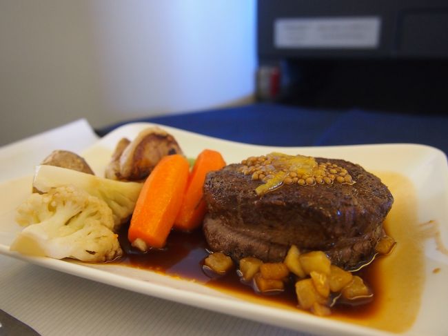 ◆メインディッシュ<br />国産牛フィレ肉のステーキ　粒マスタードと信州駒が原ワインソースとともに<br /><br />−−−−−−−−−−−−−−−−−−−−<br /><br />このあたりで眠気がMAX…！2時間しか寝てない＆お酒も入ればそうなりますよね…。<br />ソースが照り焼きかフォンドボーか？と聞かれて、横文字につられてフォンドボーにしたとか秘密です（ぇ<br /><br />お肉もおいしく、ソースもよかったです！何より粒マスタードがいい味だしててよかったです…！<br />そして、酔っ払ってるのにまたワイン注文。肉料理なのに白ワインでしたけど（笑）<br />…だって、赤ワイン飲めないんですもん…(´・ω・｀)