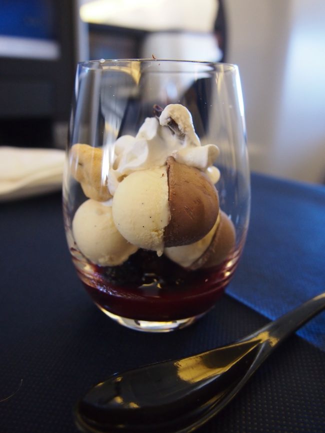 ◆デザート<br />オリジナルパフェ<br /><br />−−−−−−−−−−−−−−−−−−−−<br /><br />甘いものキター！最初、このアイスを見た時カステラに見えたのは私だけじゃないハズ…！（ぇ<br />ミックスベリーソースのフルーツが、思ったよりゴロゴロ入ってて美味しかったです（＾＾<br /><br />…そして、この辺で気付く。<br />…あれ？私パンもご飯も無くね？（笑<br /><br />結果的に、主食がなくてもかなりお腹いっぱいだったので無くても平気だったんですが…。