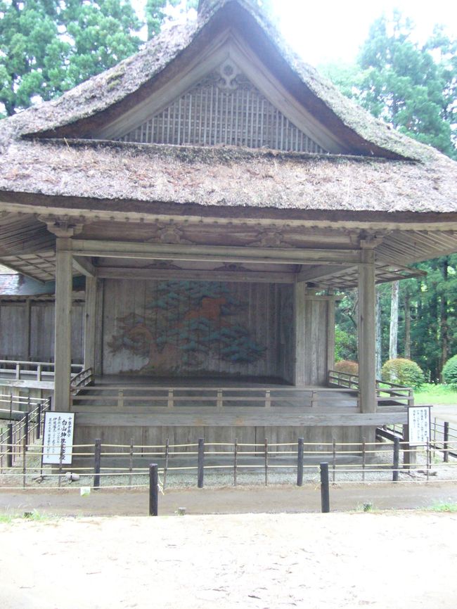 そして能楽殿。<br />歴史を感じさせますね。