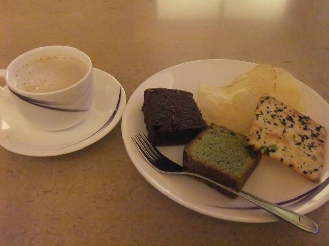 食後はデザート☆<br />気になるものを取ってみたものの、完食できず。