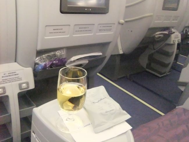 台北発は登場ゲートがよく変わるので、ラウンジを出るときに聞いてみたら、まんまと変わっていた。<br /><br />聞いてヨカッタ。<br /><br />ウェルカムドリンクはアップルジュース。